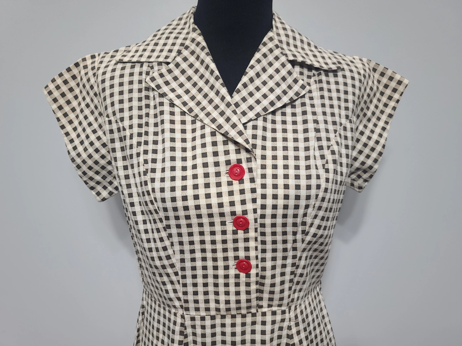 Vintage 1940s Brown Tan Checkered Print Dress Red Buttons WW2 B-38&Prime; W-30&Prime; H-41&Prime;