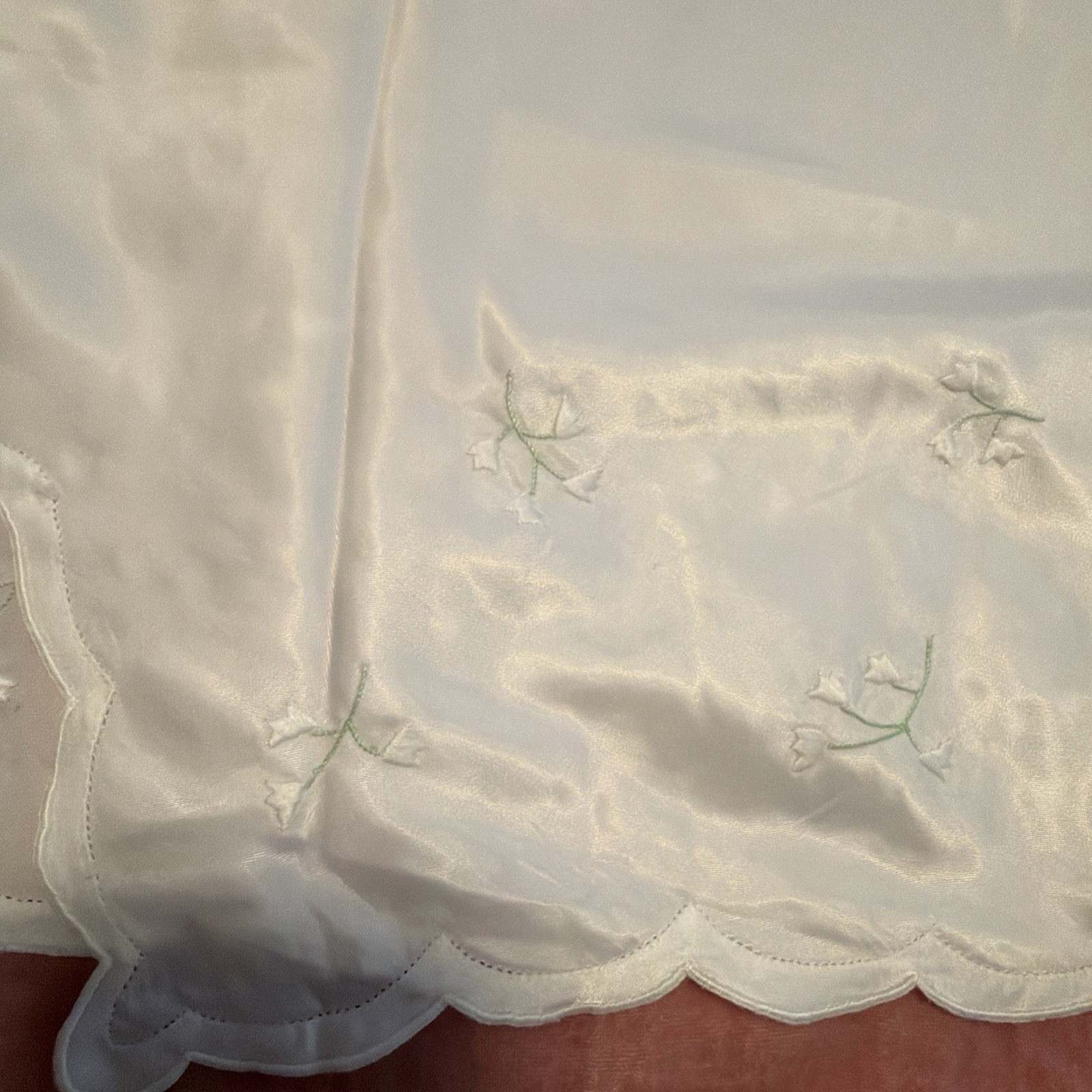 Vintage 60s Odette Barsa sz. LARGE Hand Embroidered Lily of the Valley Half Slip