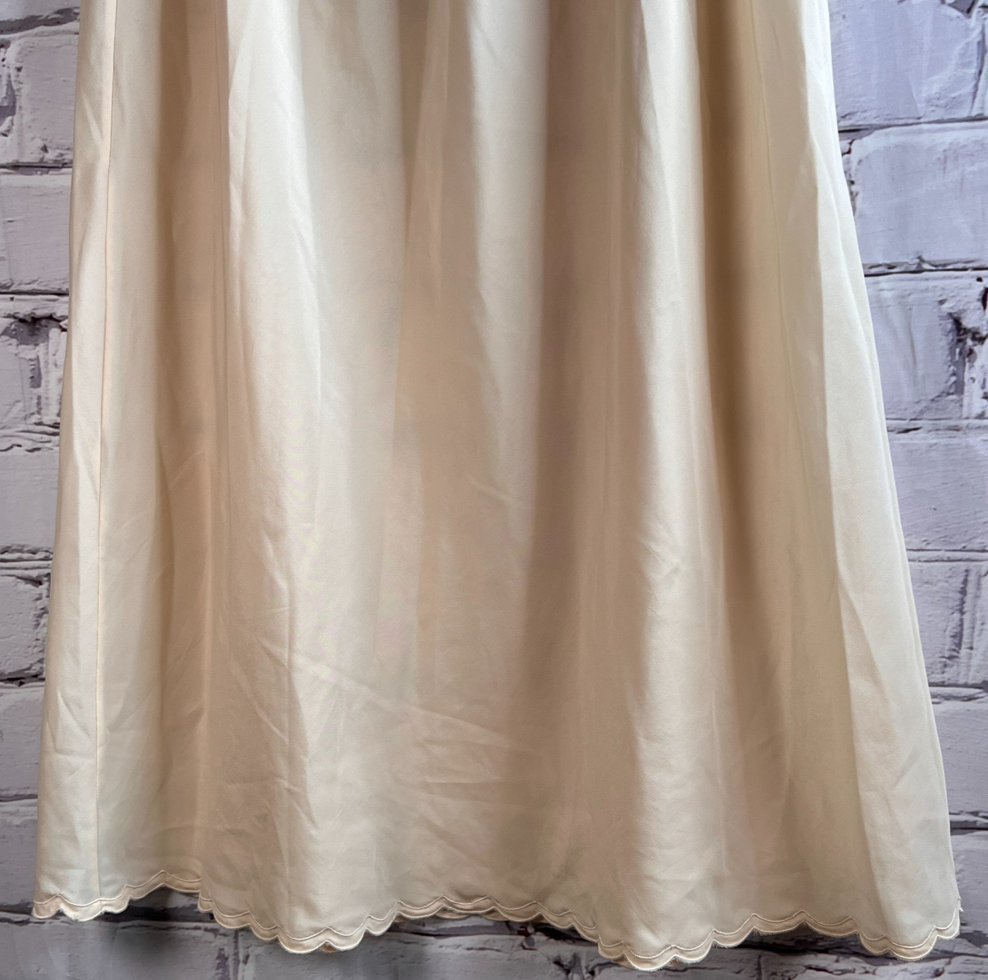 Barbizon Half Slip Womens Size M Beige Nylon Blend STYLE P. CLASSIE Scallop Trim