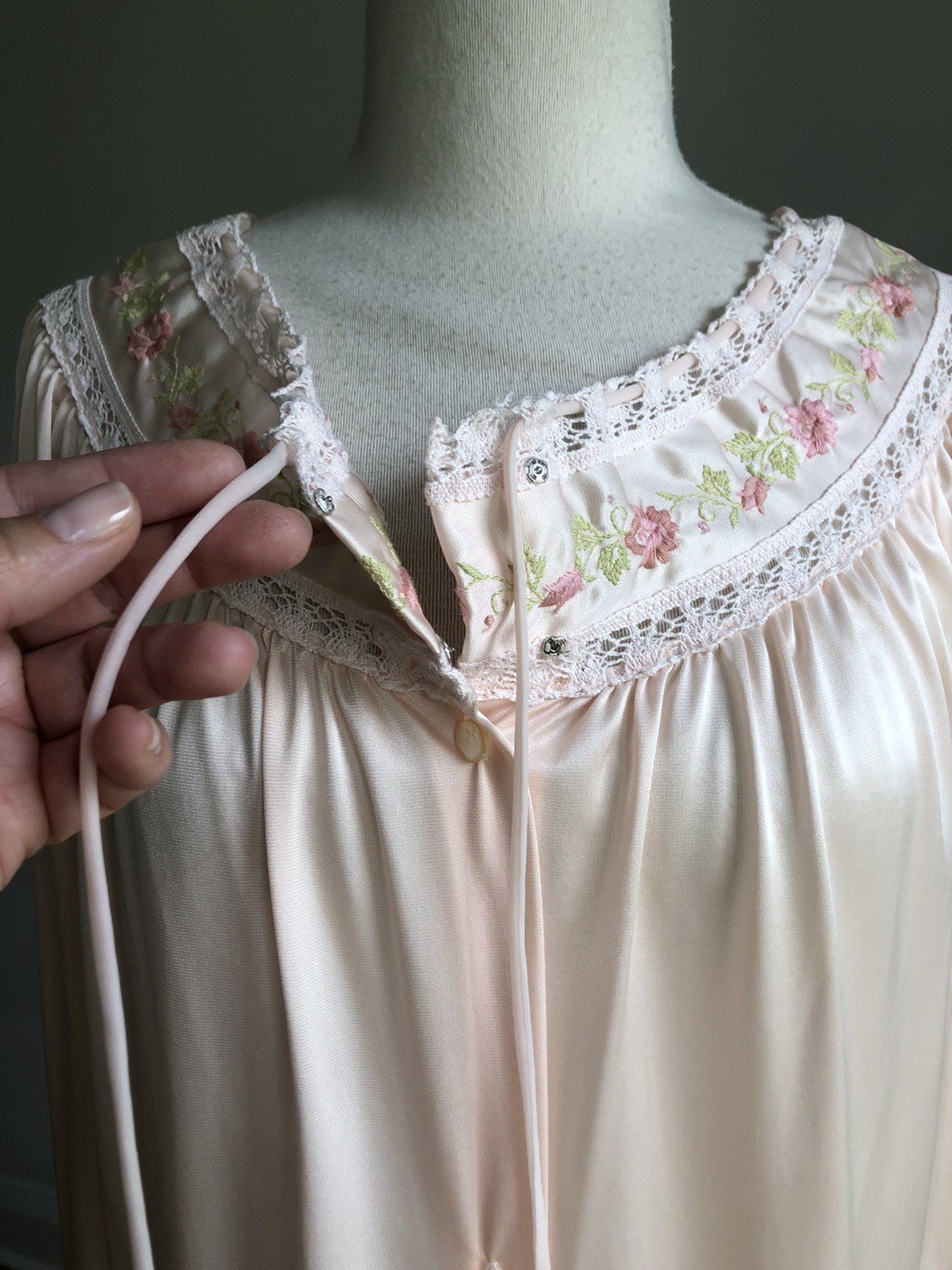 GORGEOUS VTG LORRAINE Light Peach Nylon Floral Embroidered Button-up Nightgown S