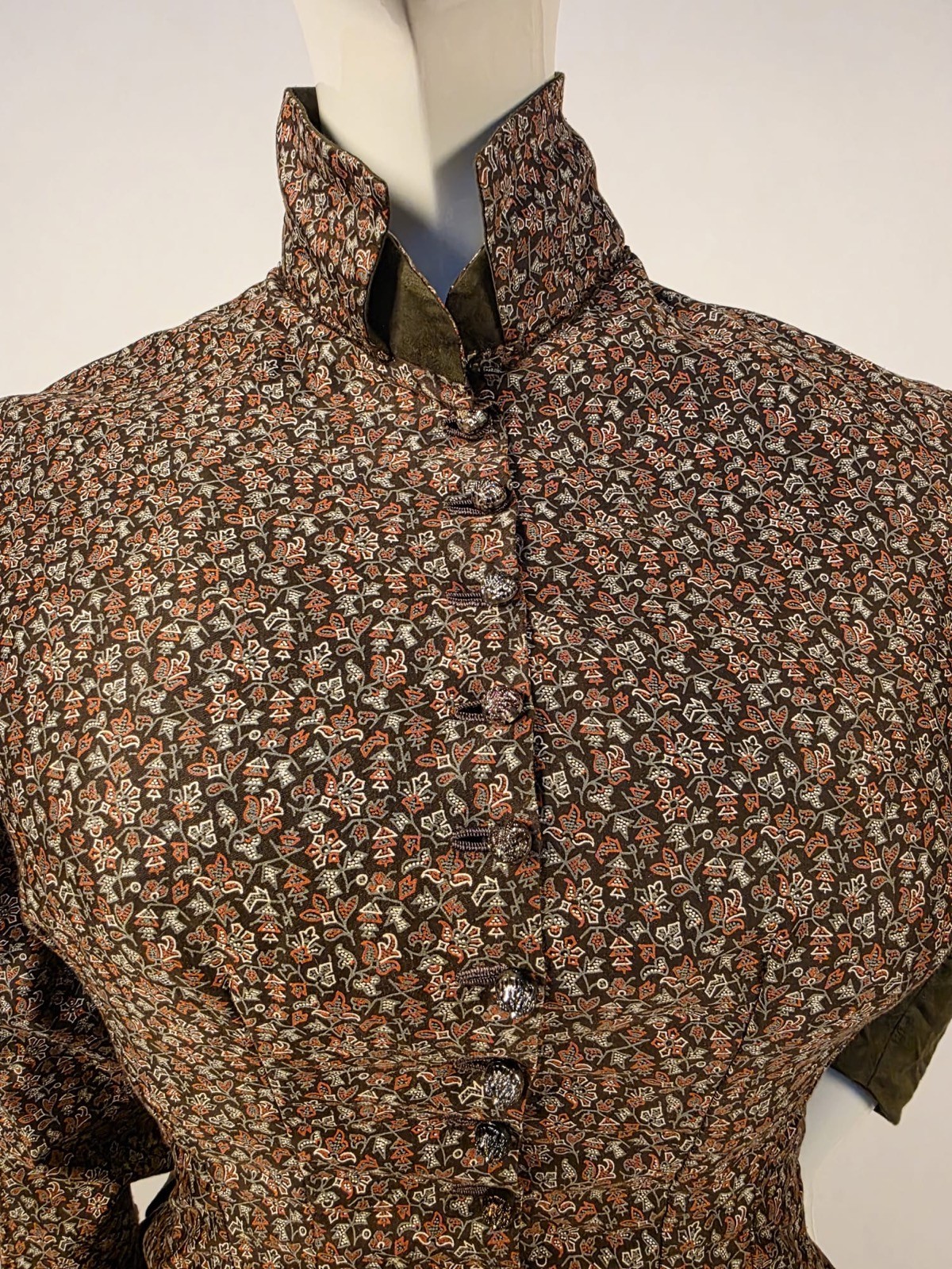 VICTORIAN 1880’S FLORAL PRINCESS BUSTLE DRESS WALKING SUIT – MUSEUM QUALITY