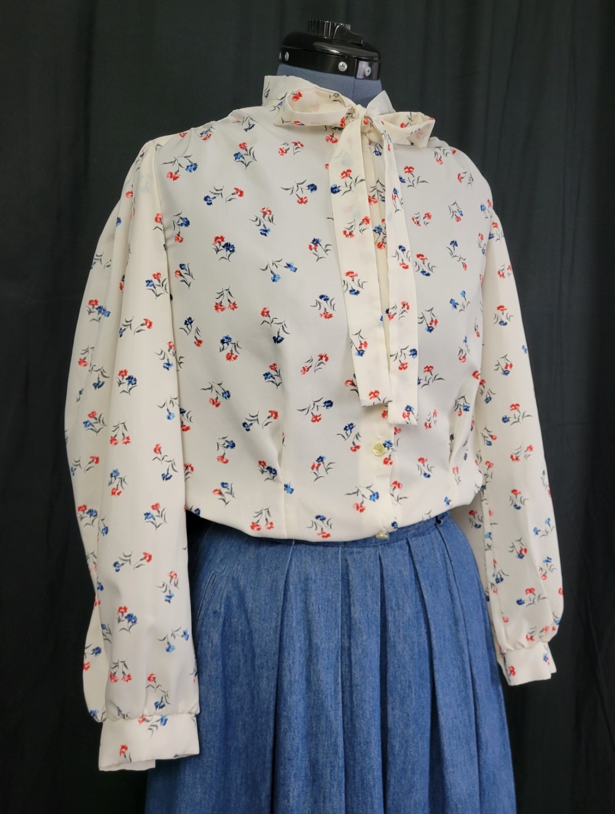 Vintage Lady Holiday Cream Button Down Blouse w Blue & Red Florals Size M/L?