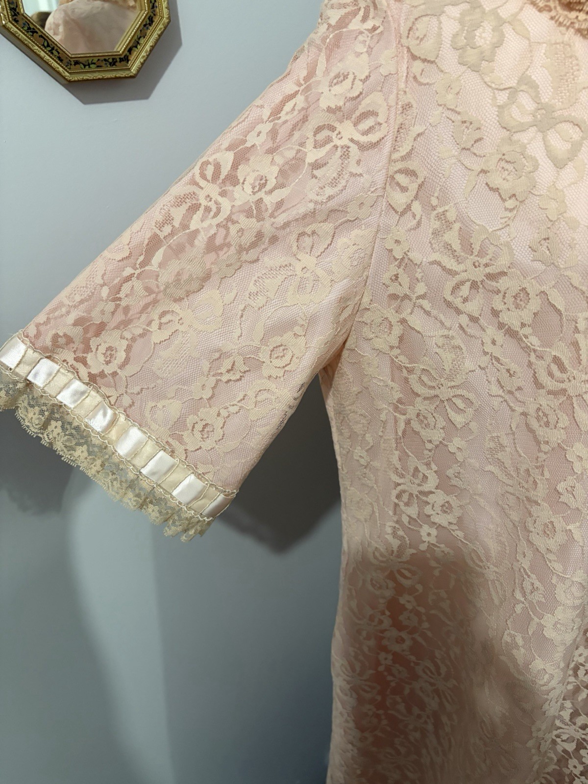 This is a vintage 1960s Odette Barsa robe, featuring tea rose pink lace.