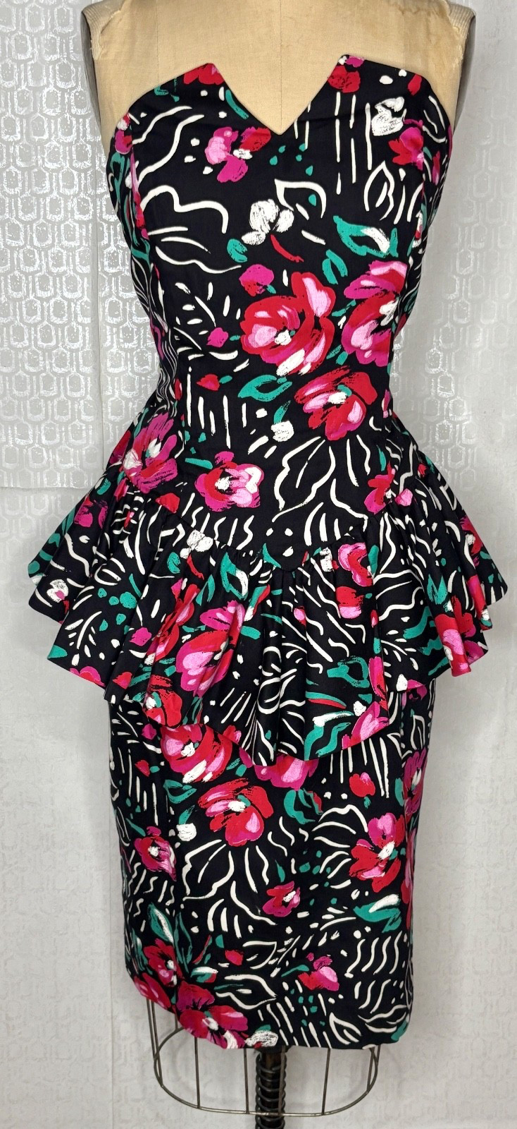 VTG 90&rsquo;S R&K BLACK&PINK GRAPHIC FLORAL STRAPLESS PEPLUM BACK BOW PARTY DRESS*M