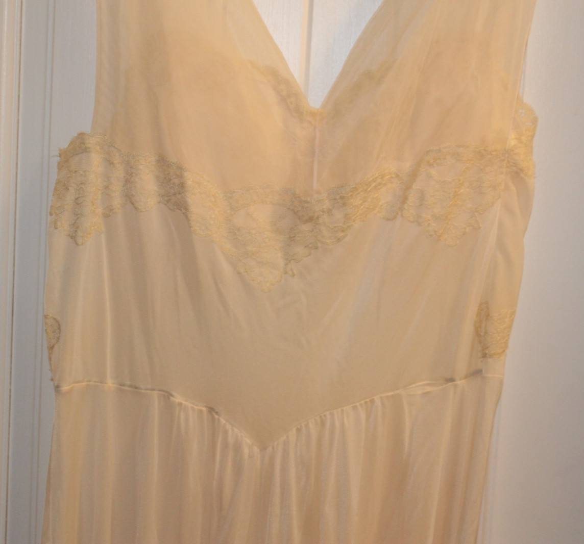 Vintage Vanity Fair Sheer Chiffon Negligee Peach Ecru Lace Sz 38 Long Nightgown