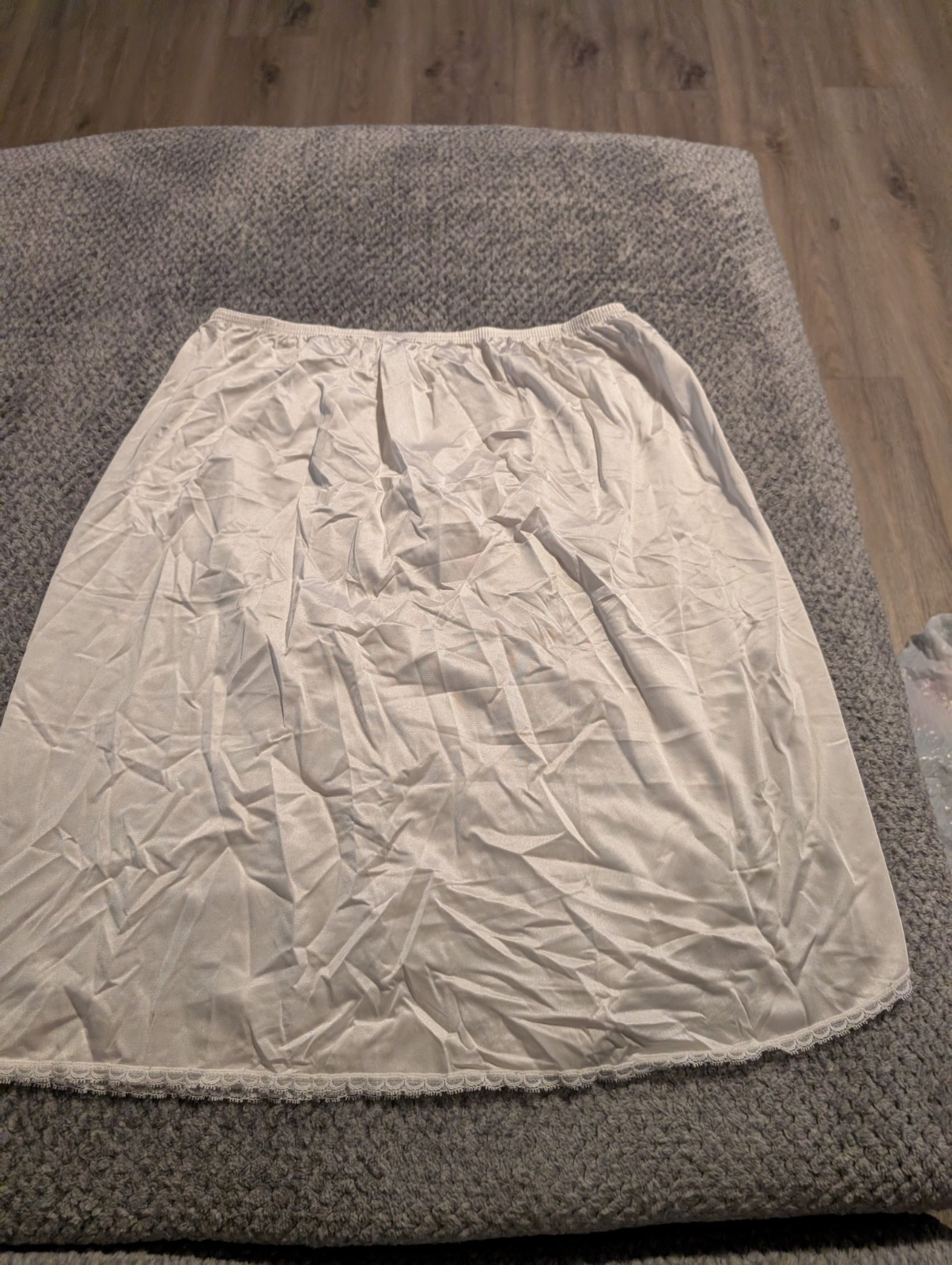 Vanity Fair Half Slip Large Women&rsquo;s White Size Large 22&Prime; Long with Side Slit