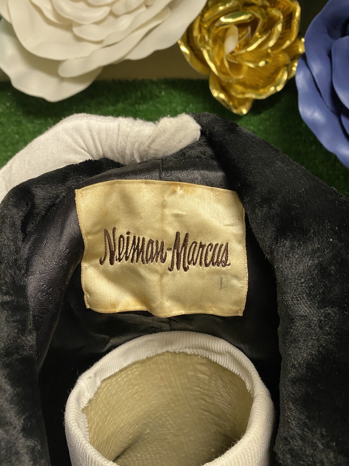 Neiman Marcus vintage black broadtale by Lou Nierenberg fits like a medium large