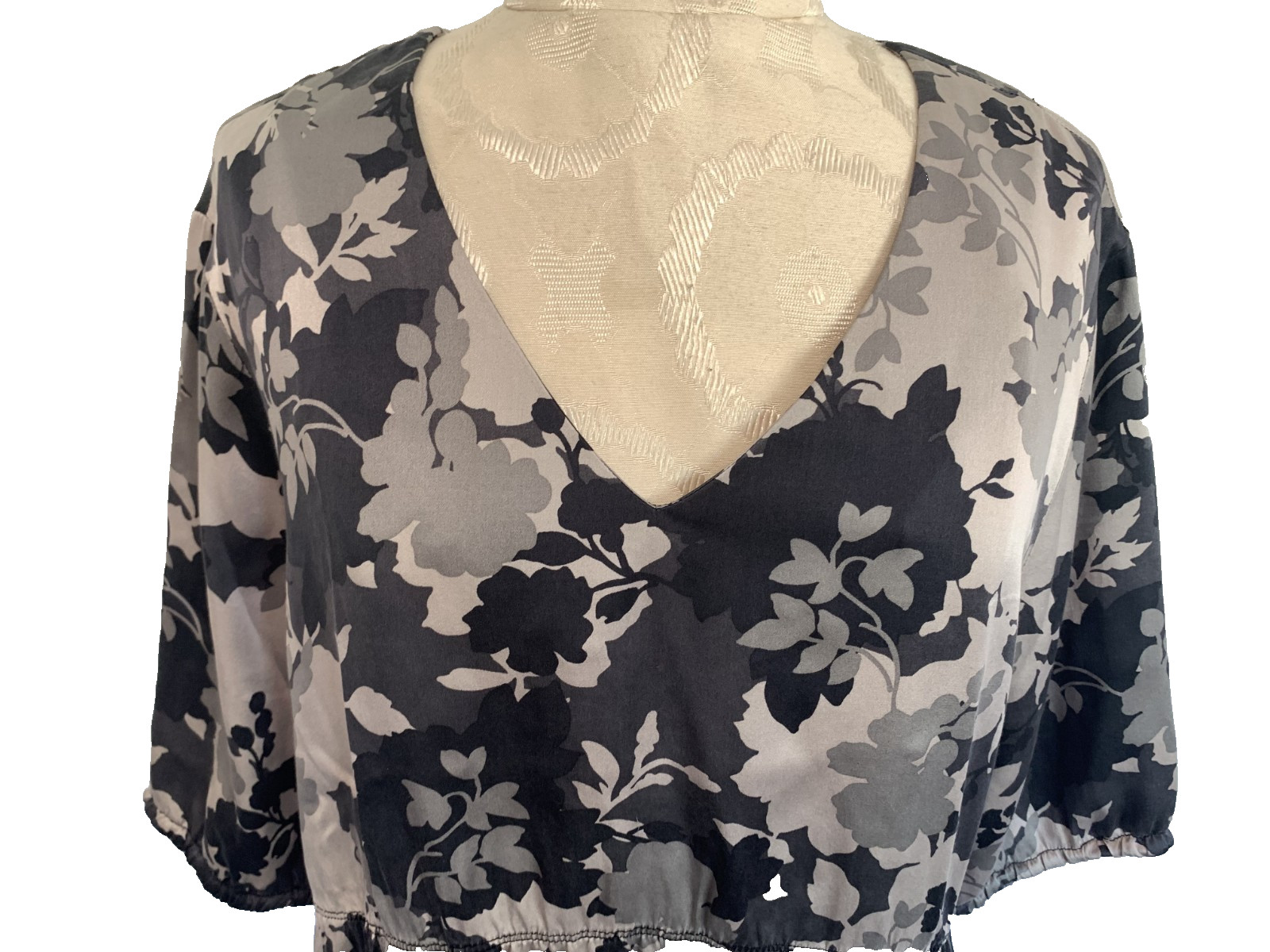 EDDIE BAUER Blouse Top Gray Black 100% Silk Floral Pattern Short Sleeve Size XL