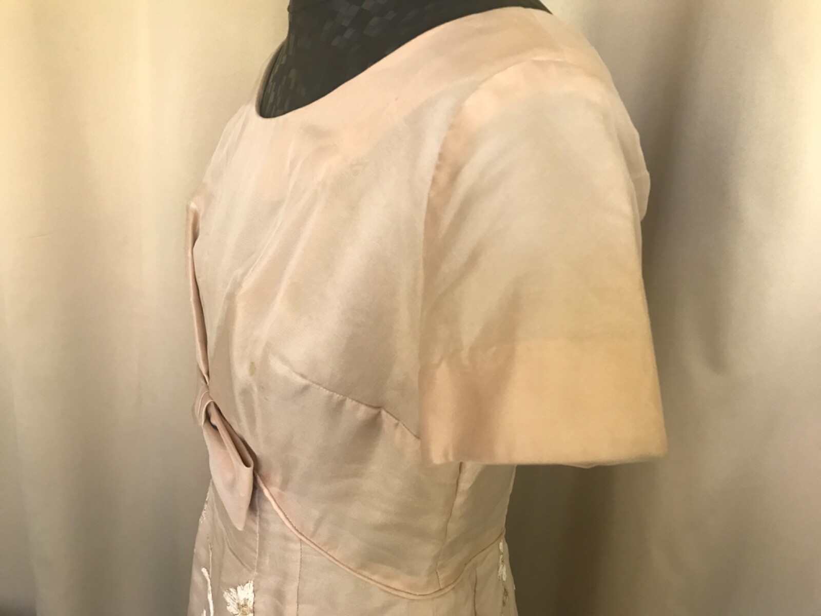 Vintage « Union » made with silk & taffeta flowerly embroidered ivory/peach dress