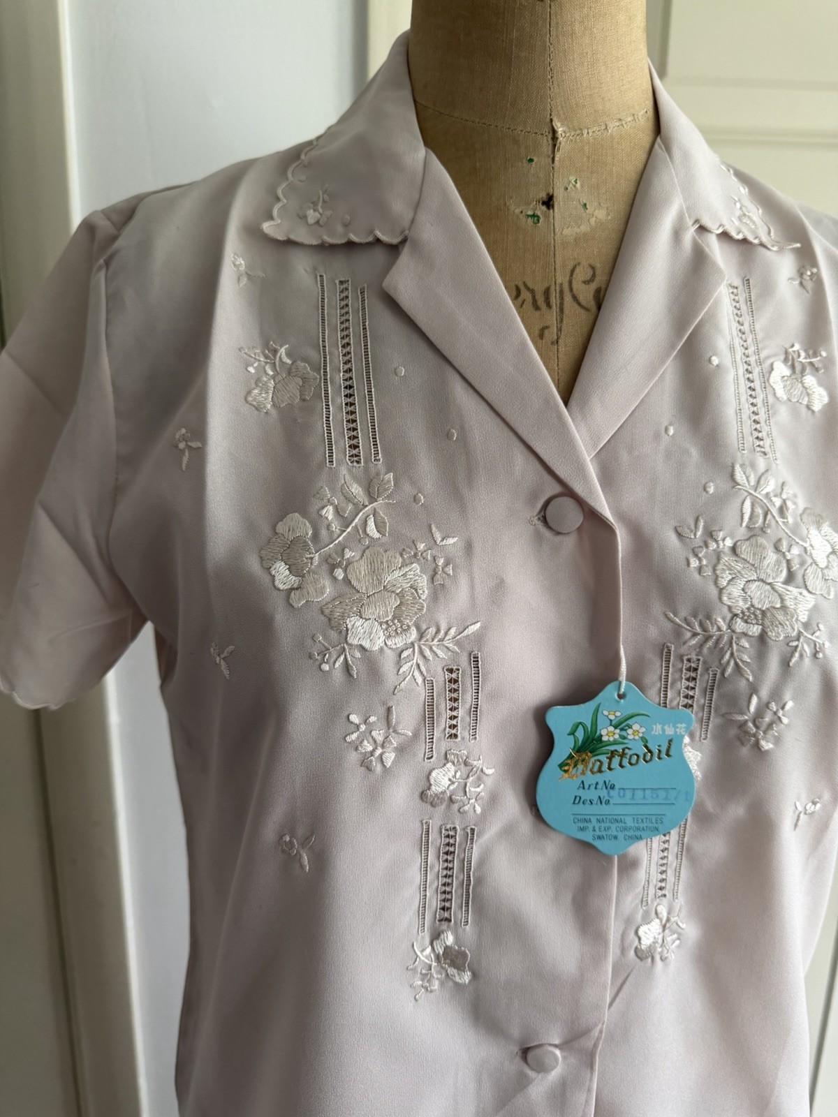 Vintage Daffodil China Hand Embroidered Blouse Short Sleeve Pale Taupe Fits XS/S