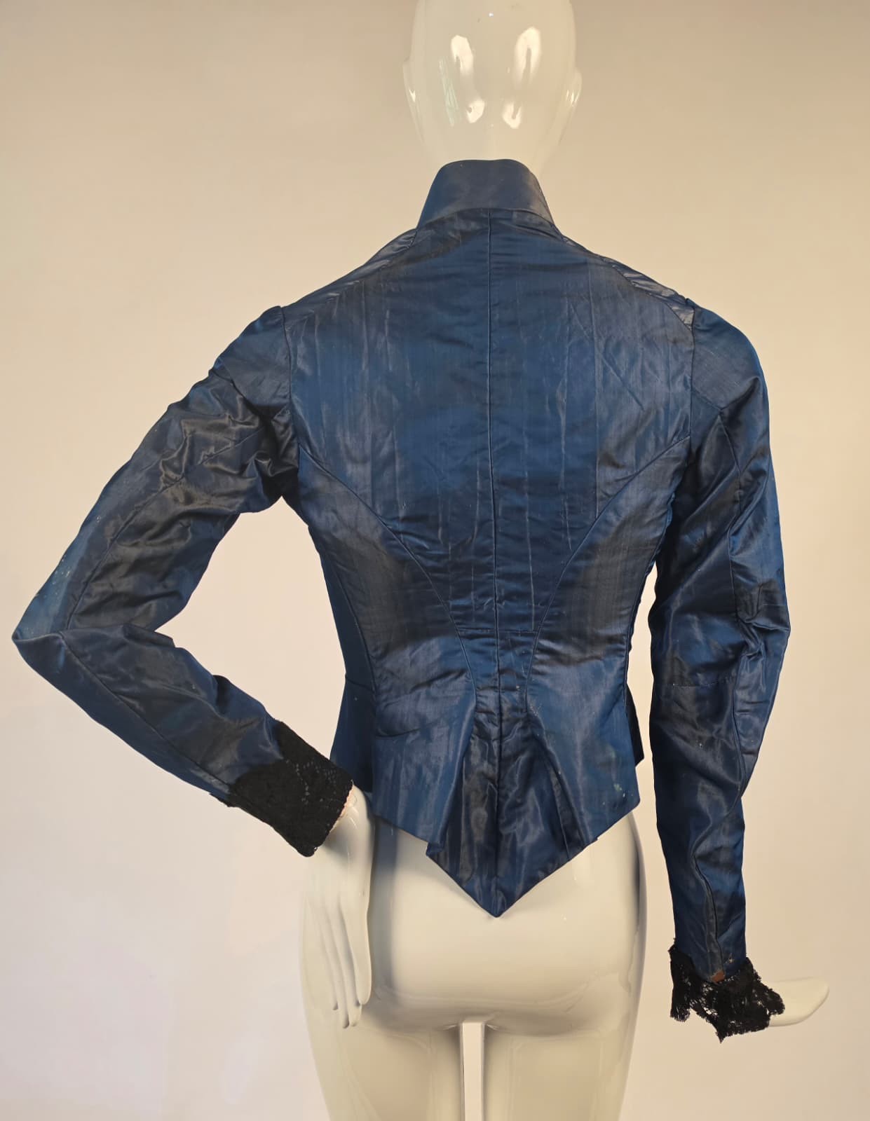 VICTORIAN 19TH C BLUE SILK TAFFETA BODICE W BLACK LACE TRIMMED FRONT
