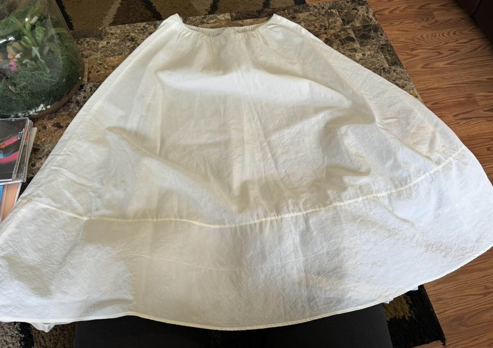 VINTAGE RUFFLED PETTI COAT / HALF SLIP! WAIST 14-16 ACROSS LEGNTH 29.