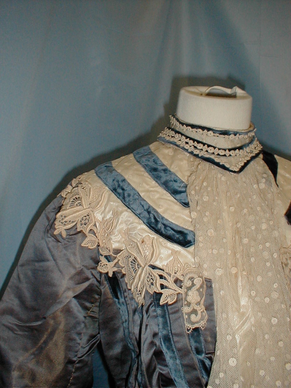 Elegant Antique Evening Dress Victorian 1890 Changeable Green Silk Lace Trim