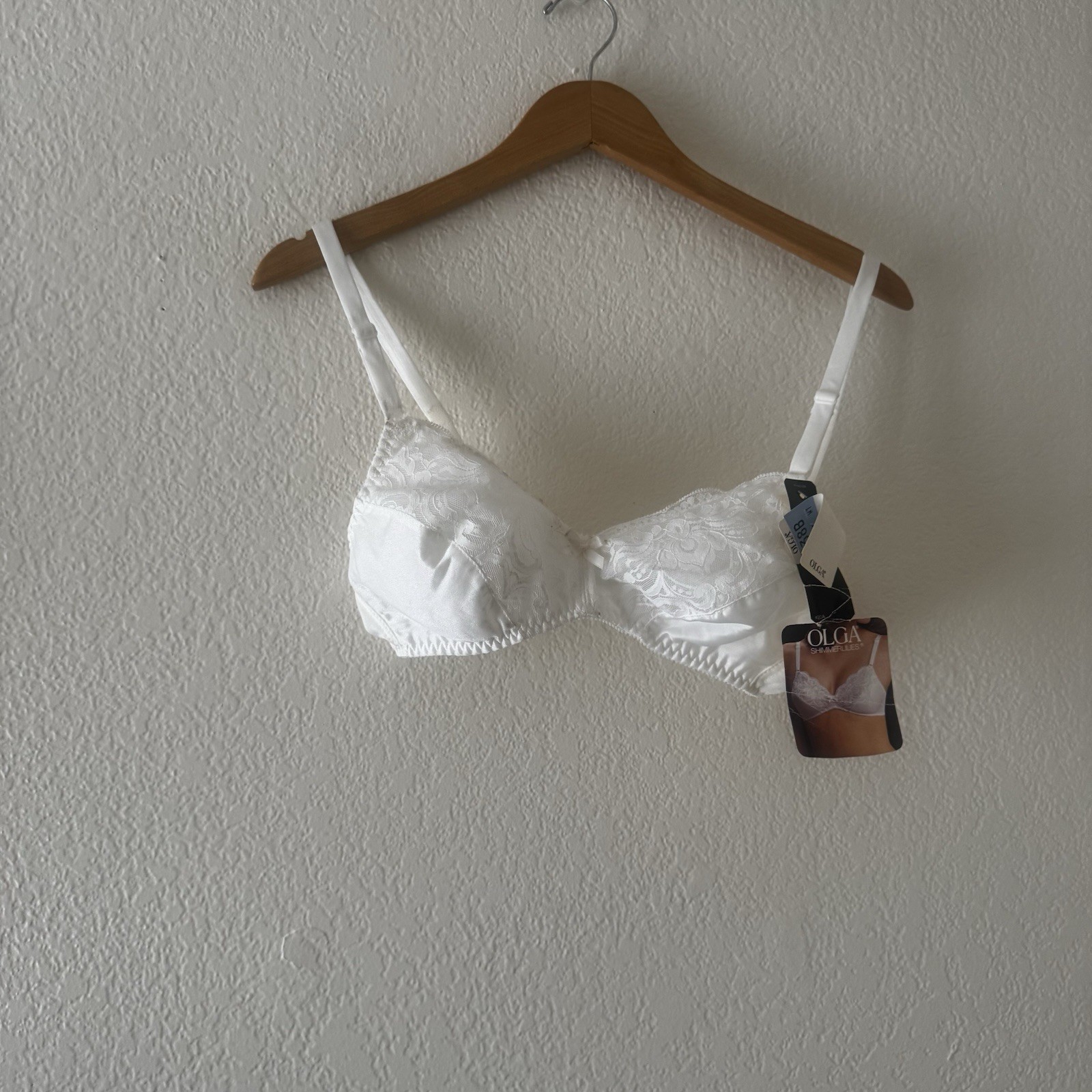 Vintage NWT Dead Stock OLGA 31007 Shimmerlilies Wire Free Satin Bra – Size 38B