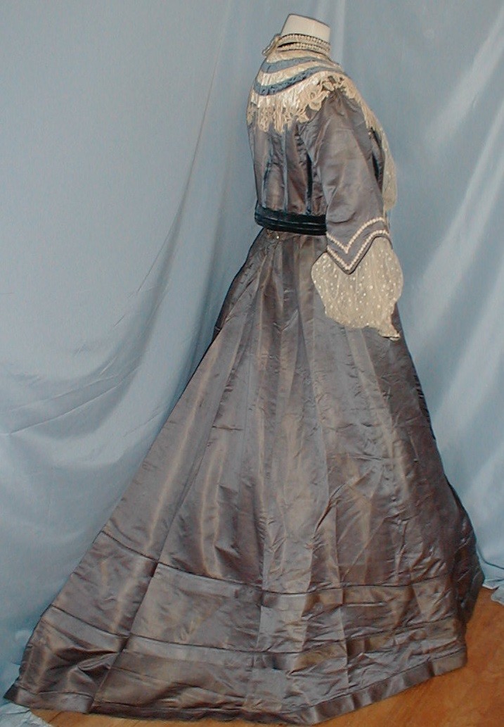 Elegant Antique Evening Dress Victorian 1890 Changeable Green Silk Lace Trim