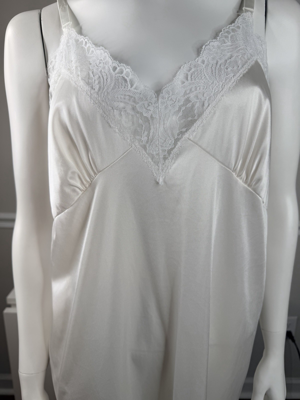 Vintage Dixie Belle sexy lace white Size 44” full dress Slip Nylon
