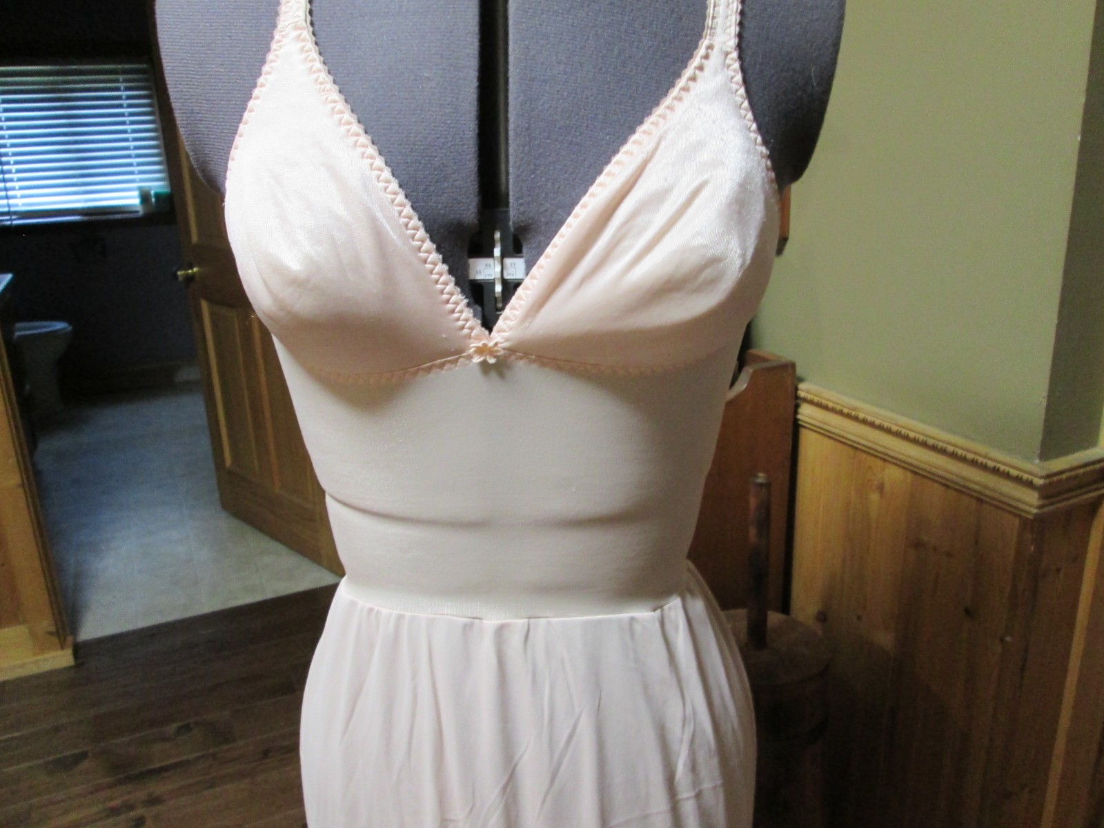Vtg form fitting slip with built in bra beige 34 small slip midi