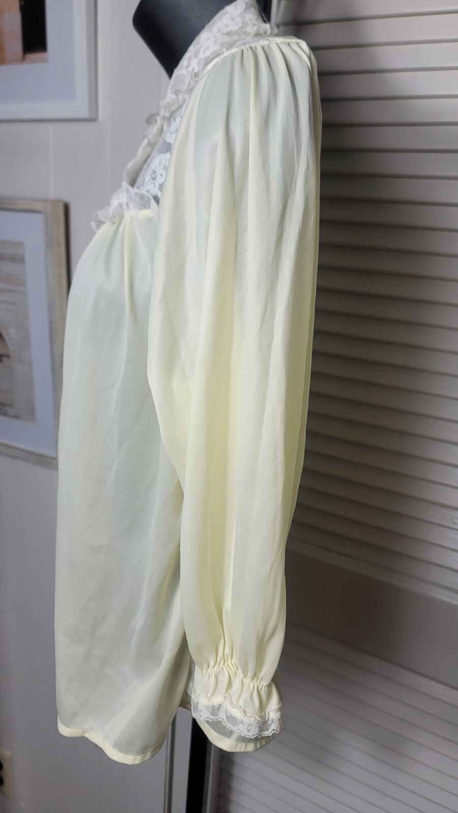 PHILMAID Pale Yellow Button Nylon SHEER LACE BED JACKET 1960s Lingerie 32/34