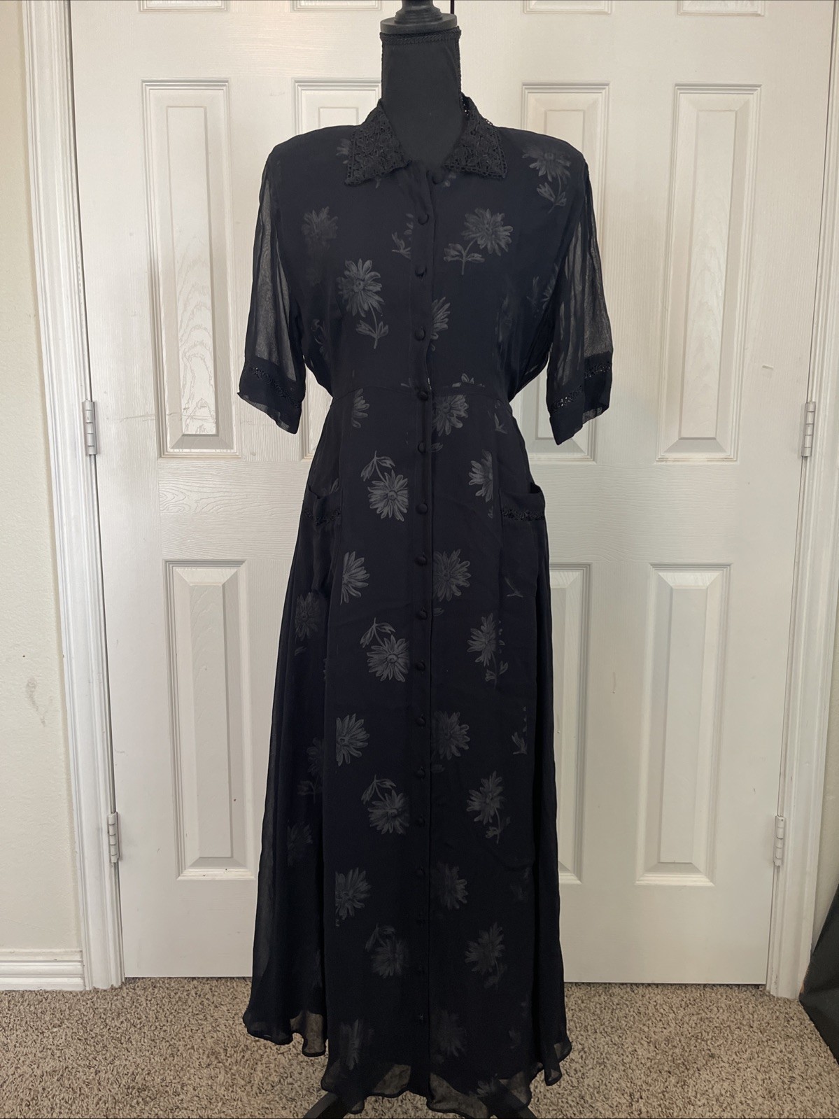 Nostalgia Vintage 90s Black Floral W/ Shoulder pads Size Medium