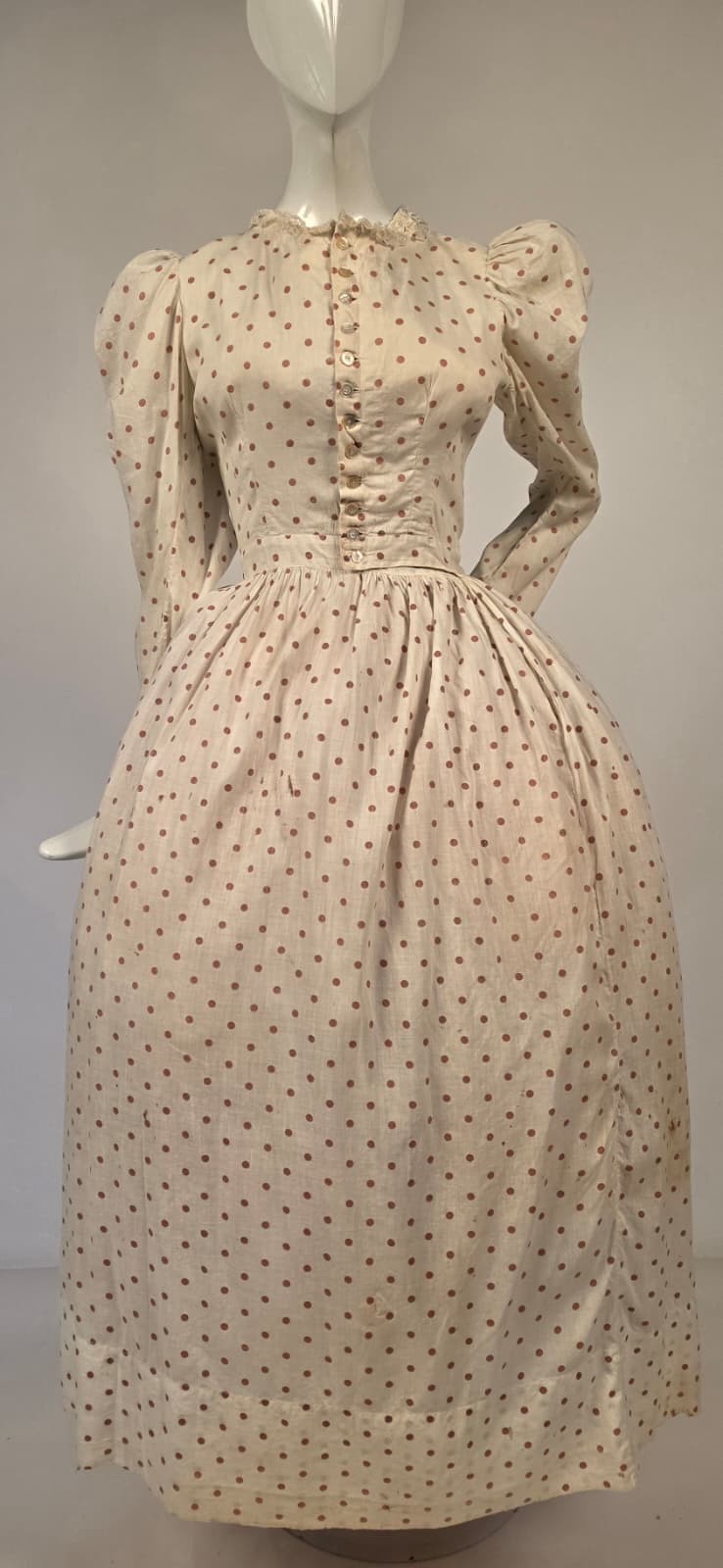 VICTORIAN 1890’S POLKA DOT PRINT COTTON DRESS W PUFF SLEEVES + BUTTON FRONT