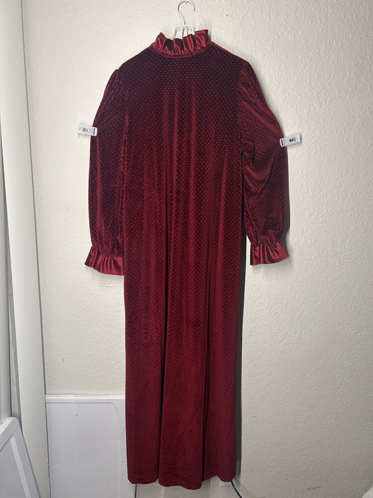 Vintage70’/80’sDonna Richard for Gilligan & O&rsquo;Malley Burgundy Velvet Robe Ruffle