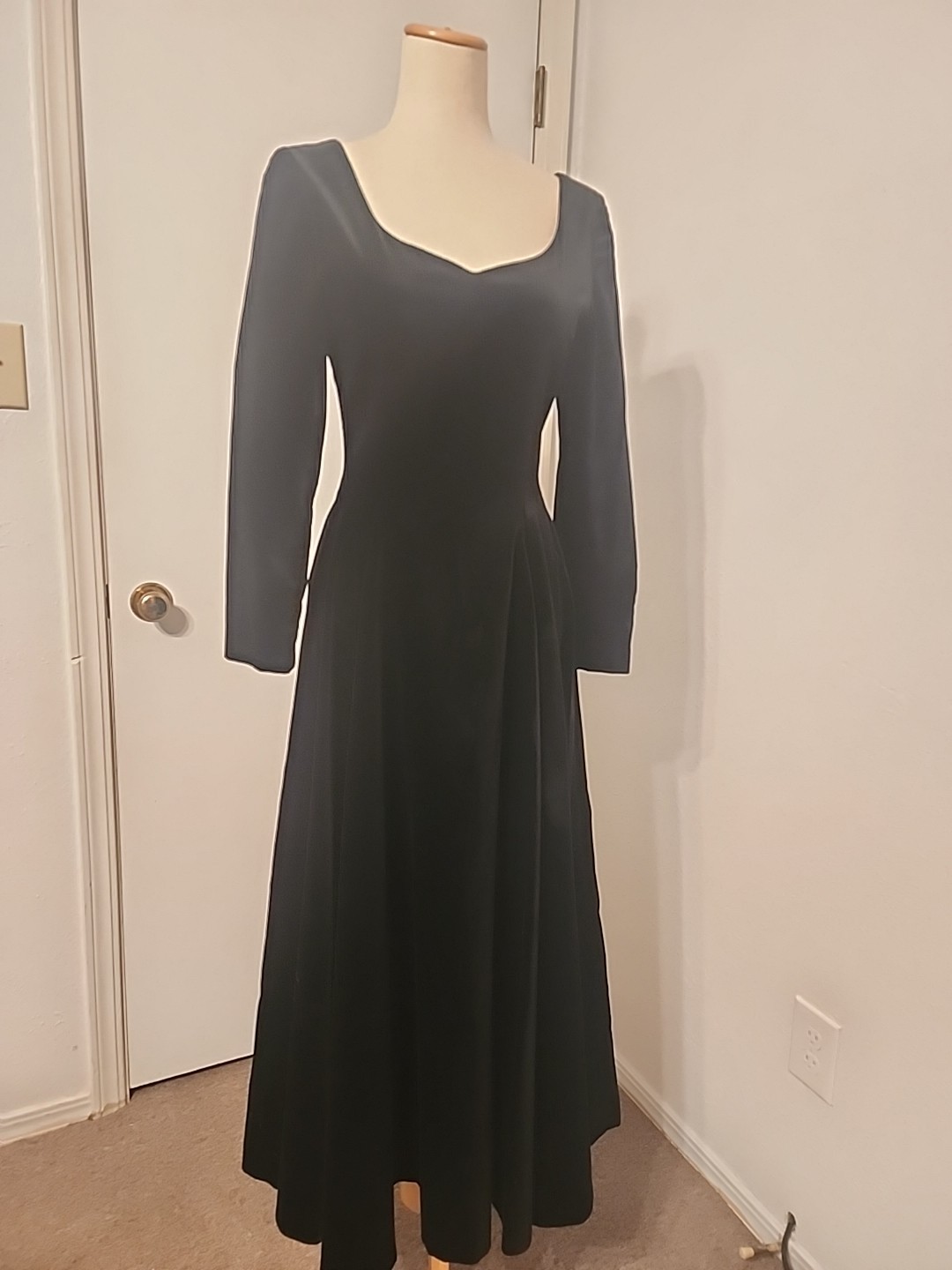 Vtg Laura Ashley Solid Black Velvet Victorian Sweetheart Neck Lined Dress Sz 4
