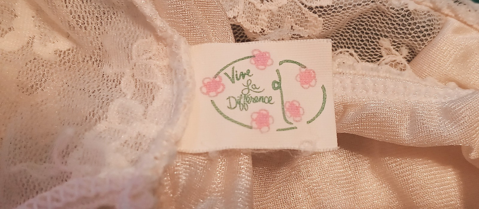 VIVE la DIFFERENCE VINTAGE PANTIES sz 6 HI-CUT L BEIGE SATIN w-LACE NWT #17-16
