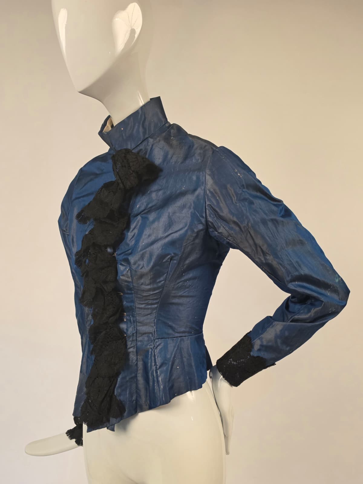 VICTORIAN 19TH C BLUE SILK TAFFETA BODICE W BLACK LACE TRIMMED FRONT