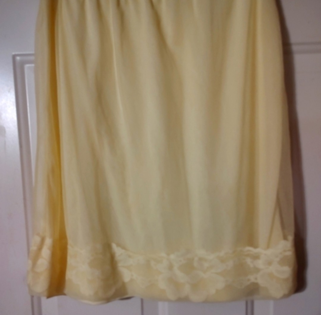 🐤💛🐤 Lovely Vtg 50&rsquo;s/60&rsquo;s Daffodil Yellow Floral Embroidered Nylon Slip – S/M
