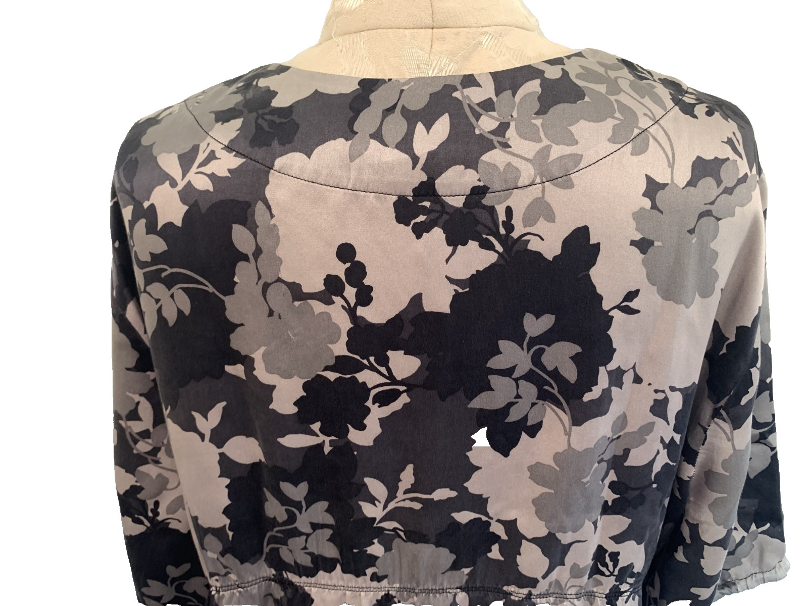 EDDIE BAUER Blouse Top Gray Black 100% Silk Floral Pattern Short Sleeve Size XL