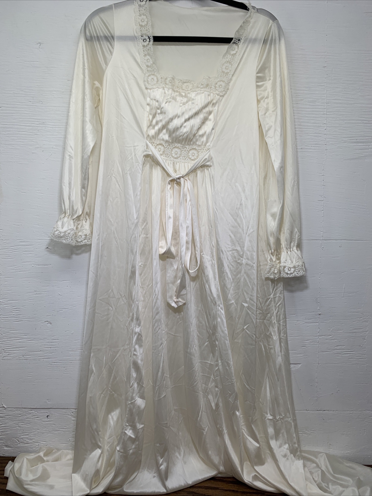 Victorian vintage Women&rsquo;s sleepwear Ivory rare Find, Comfort Sz M