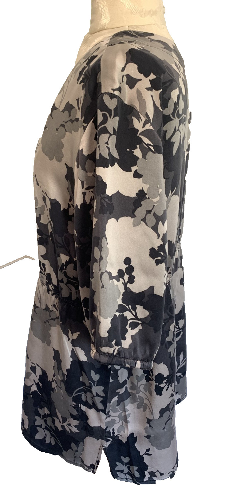 EDDIE BAUER Blouse Top Gray Black 100% Silk Floral Pattern Short Sleeve Size XL