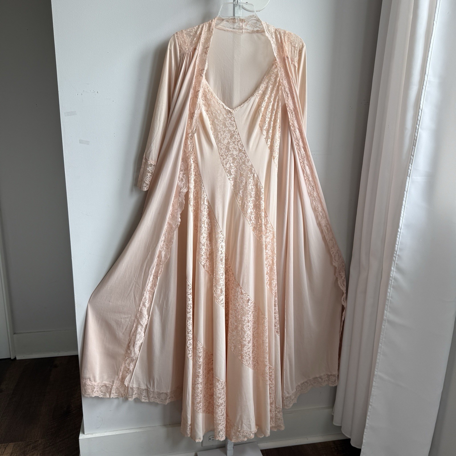 Vintage Olga Peach w/Lace Nightgown Peignoir SET Gown & Robe Small Full Sweep
