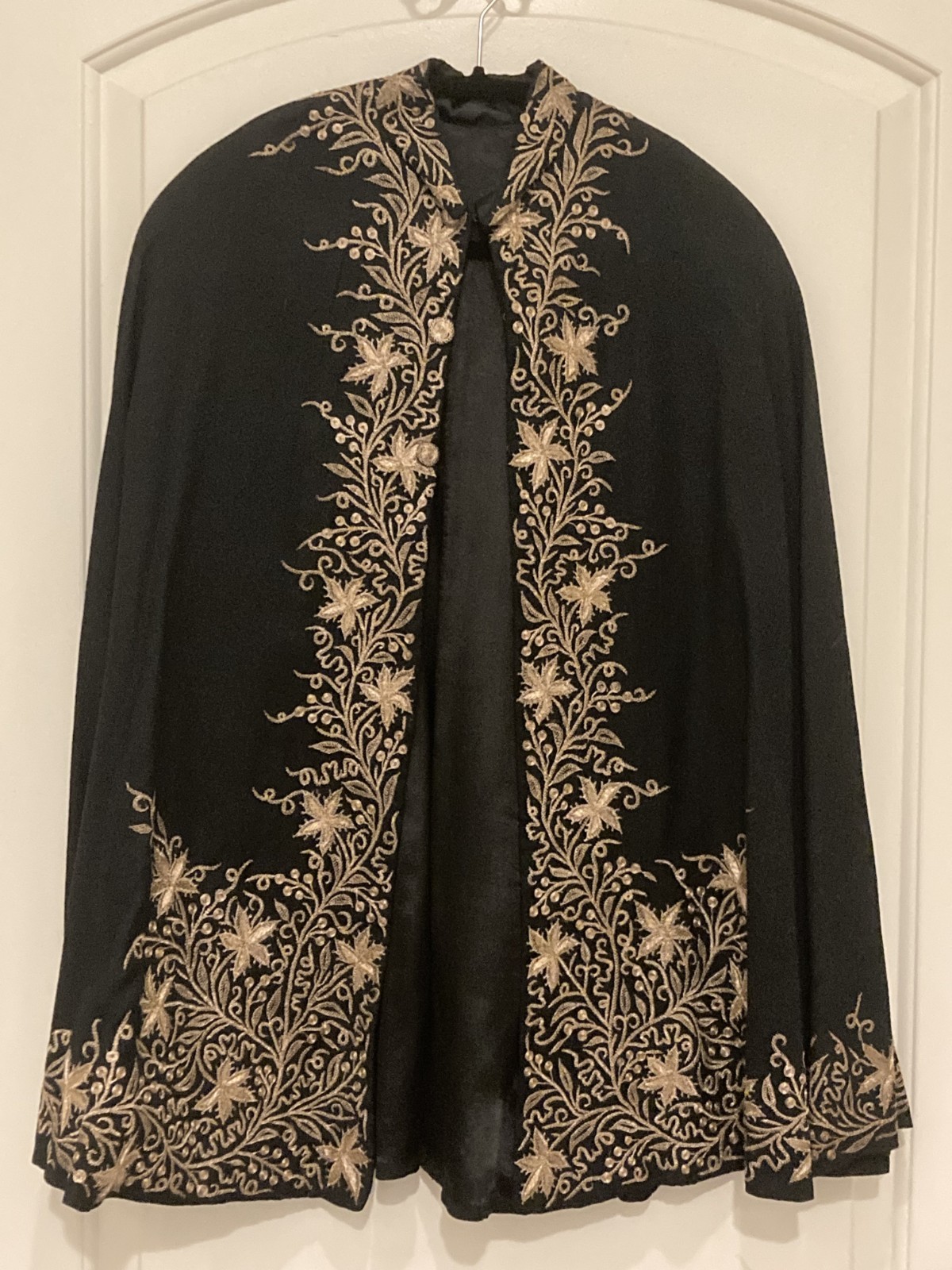 Vintage Black Gold Wool Silk-lined Hand Embroidered Women&rsquo;s Cape 1940s