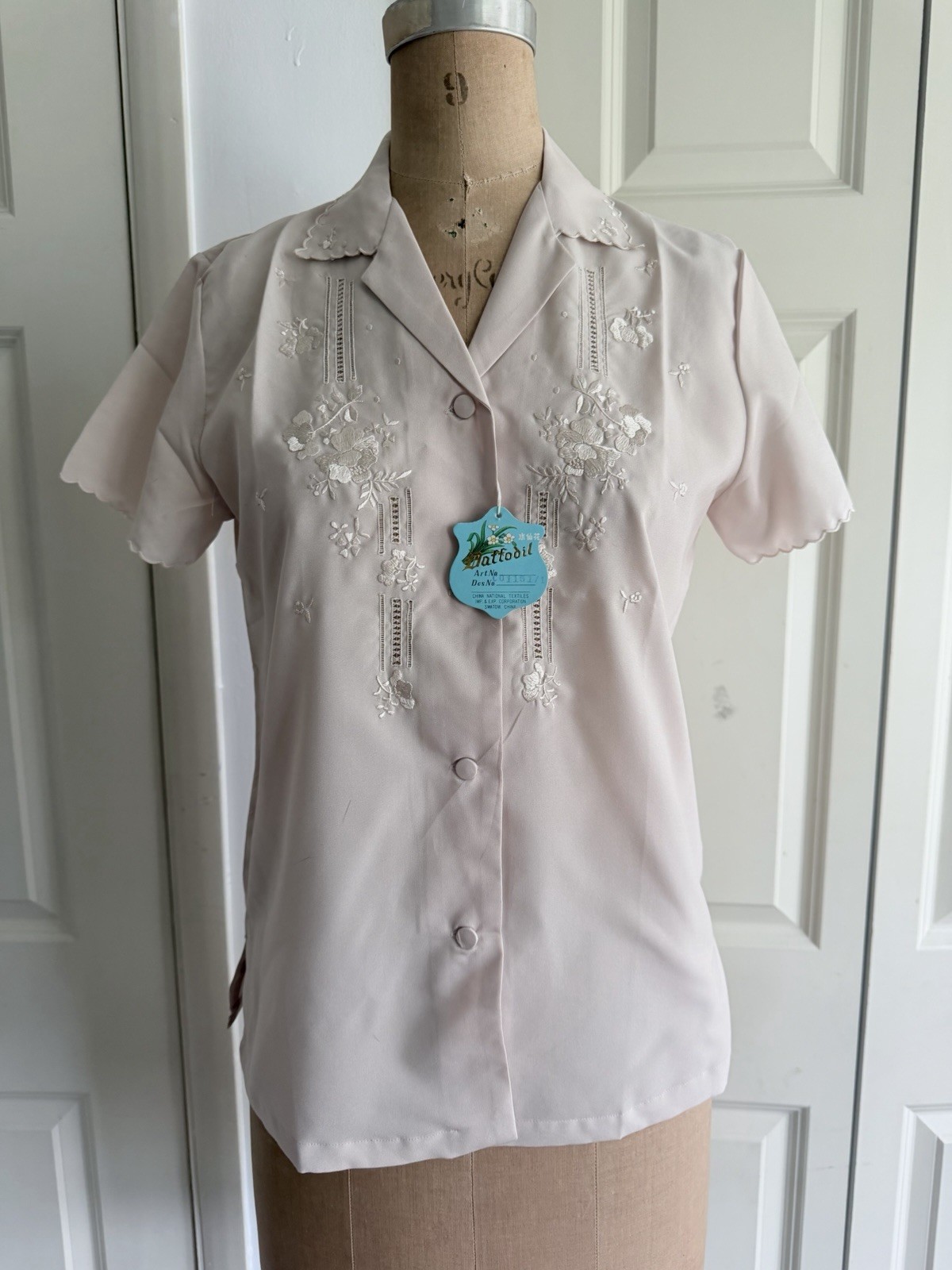 Vintage Daffodil China Hand Embroidered Blouse Short Sleeve Pale Taupe Fits XS/S