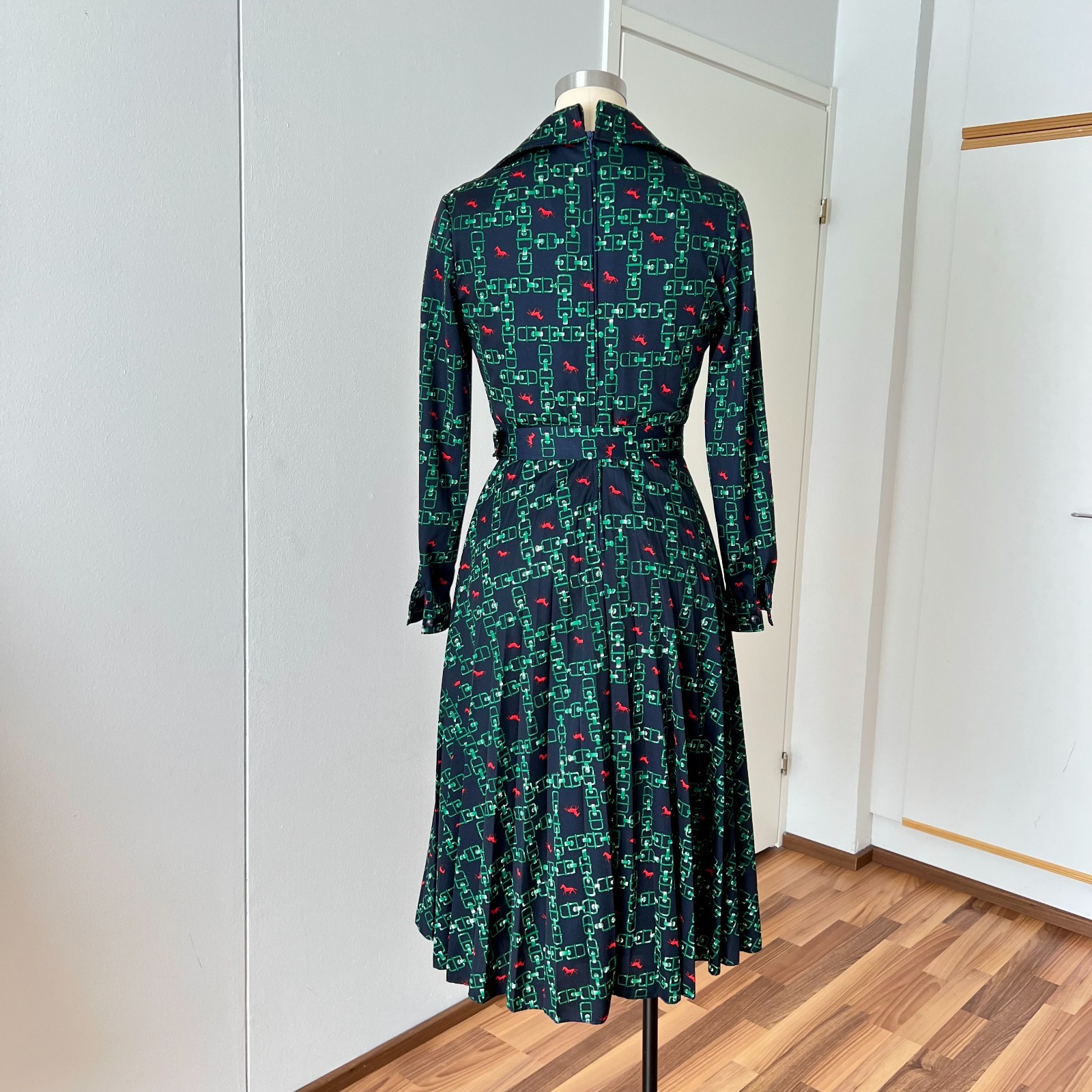 1970s Green Equestrian Pleated Midi Dress Long Sleeves Belted Dagger Collar 38