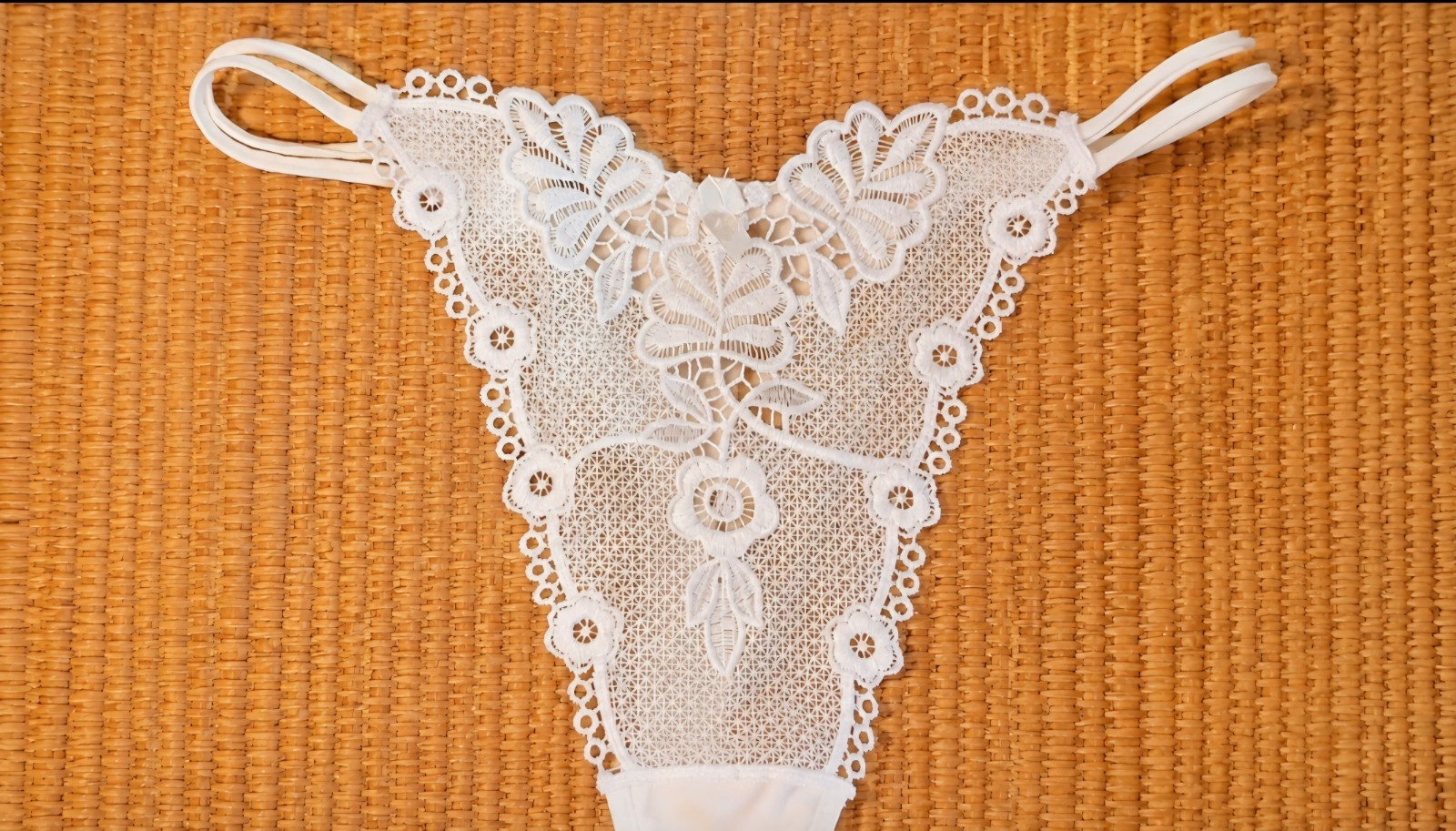 1990&rsquo;s White Lace Thong Panty Size 9 Semi-share Double Strapped Hips G-string