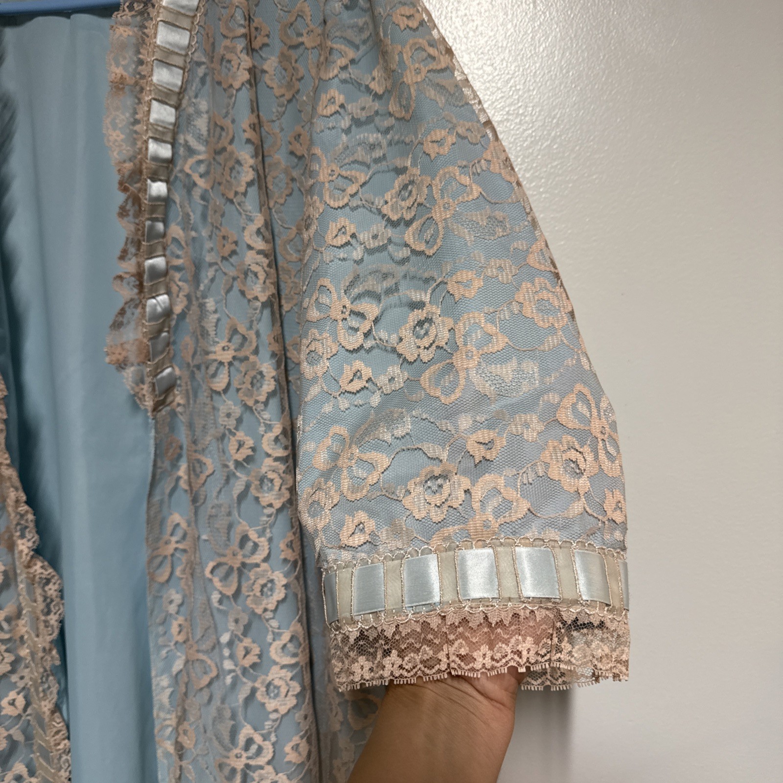Odette Barsa Robe Size M Light Blue Ecru Lace Overlay NWT Gown Saks Fifth Avenue