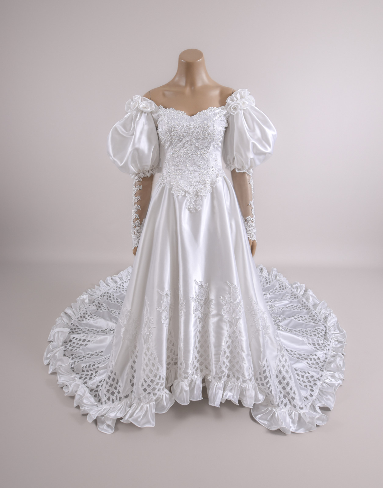 1980s Victorian Revival Dotted Tulle & Lace Wedding Dress w/Chapel Train sz 4/6