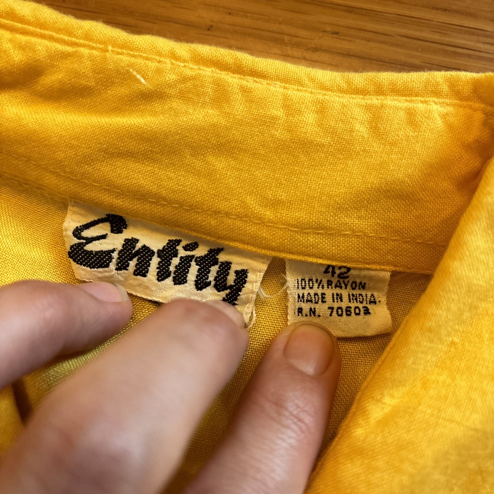 VTG Entity Women&rsquo;s 42 Yellow Button Down Long Sleeved Pocket Blouse