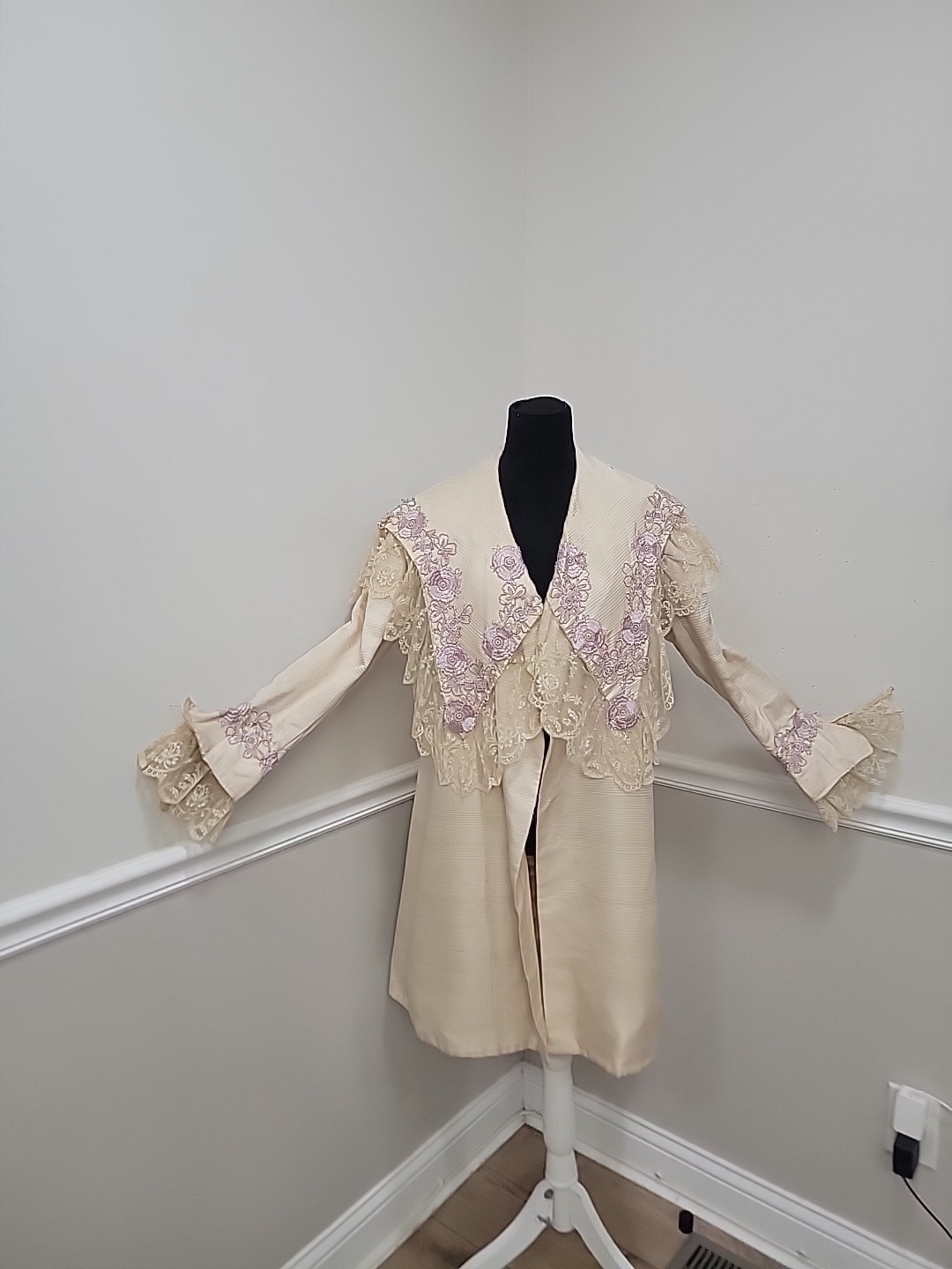 Antique 30s 40s Boudoir Hostess Coat Romantic Lace Applique Silk Faille