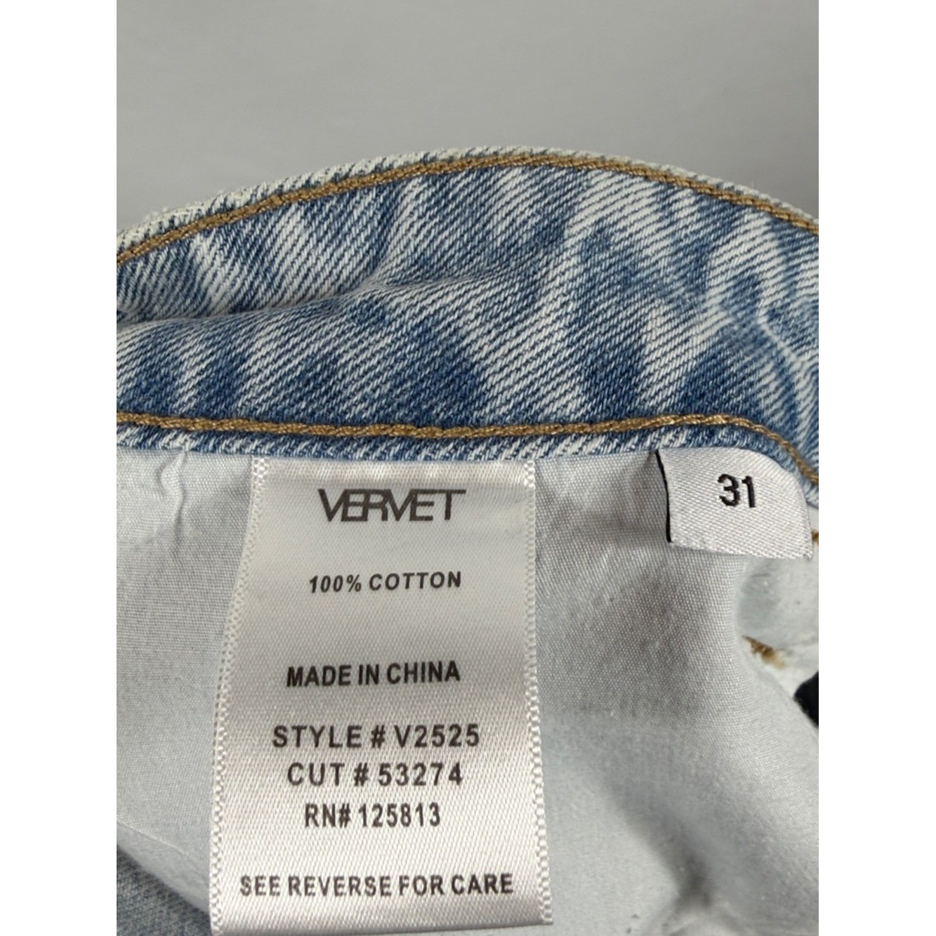 Vervet Barrel Fit Light Distressed Cropped Jeans. Womens Size 31. Inseam 26&Prime;