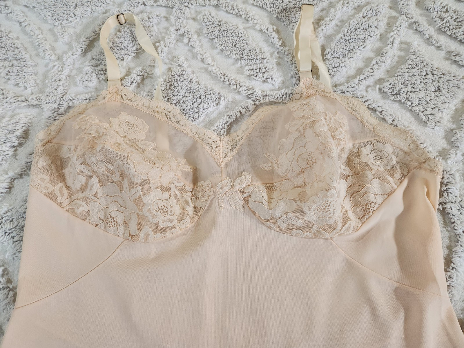 Vintage Gossard Artemis Nylon Full Slip Peach Lace Size 36 Average USA Pin-up