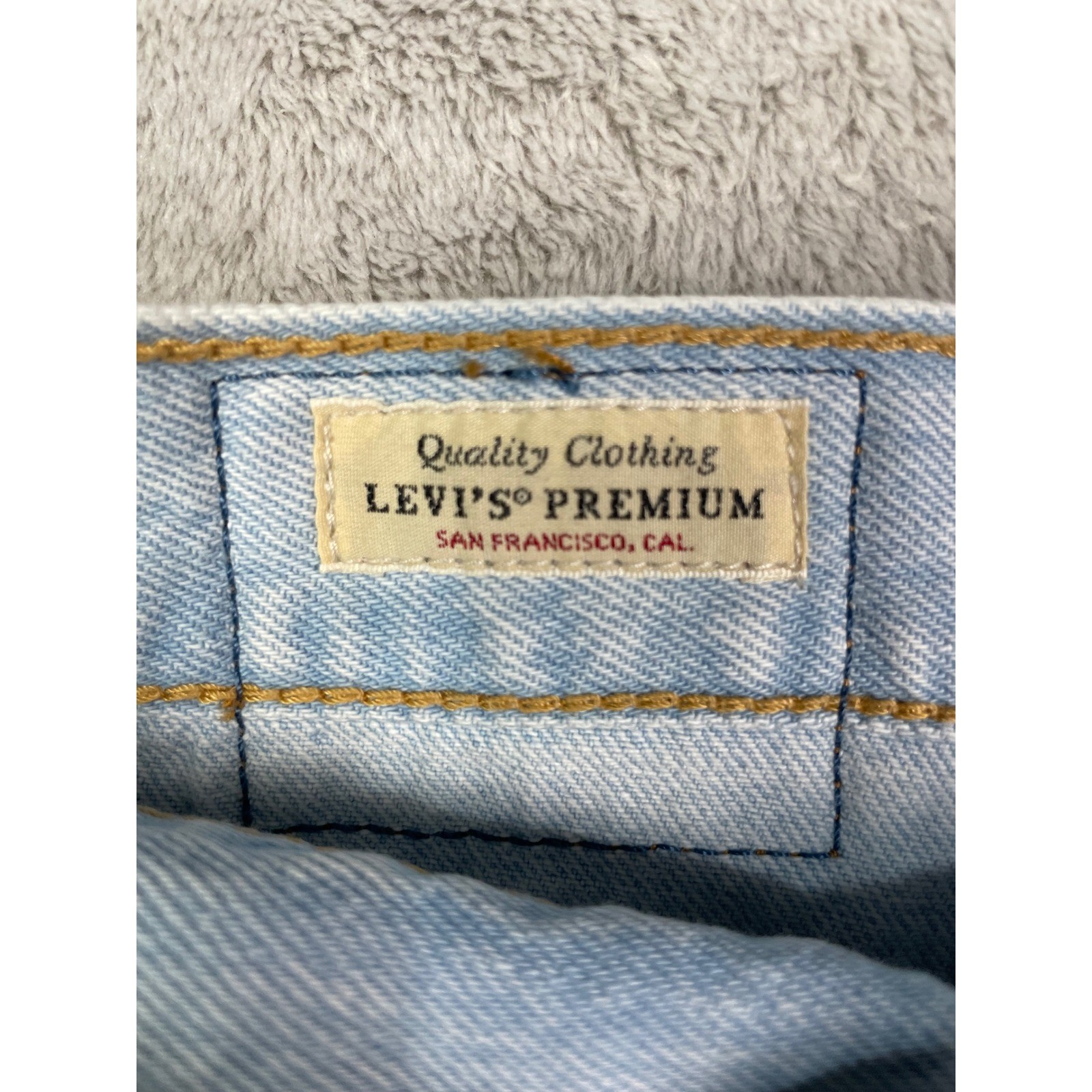Levi&rsquo;s Premium 80s Mom Shorts Size 32 Light Wash Denim High Rise Blue Jean