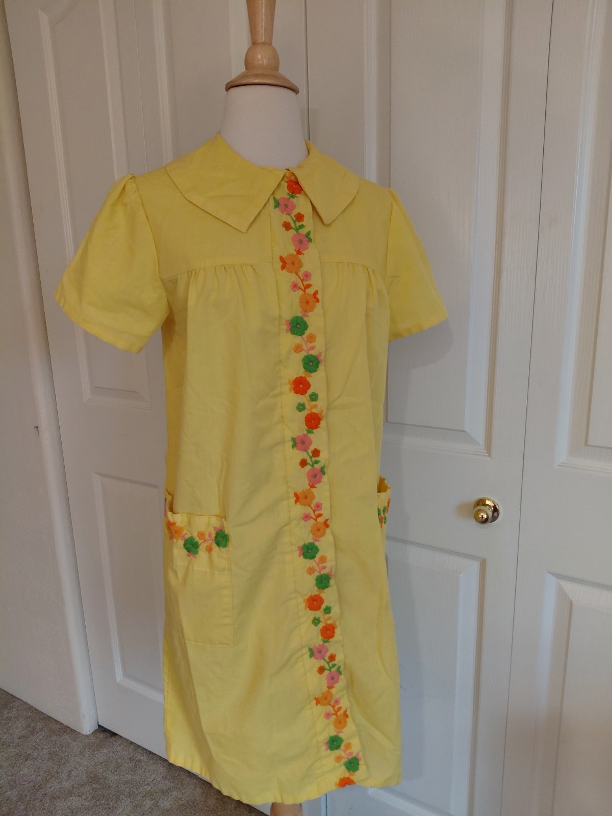 Vintage 1970s Yellow Cotton House Dress Bright Flower Embroidered Size Large
