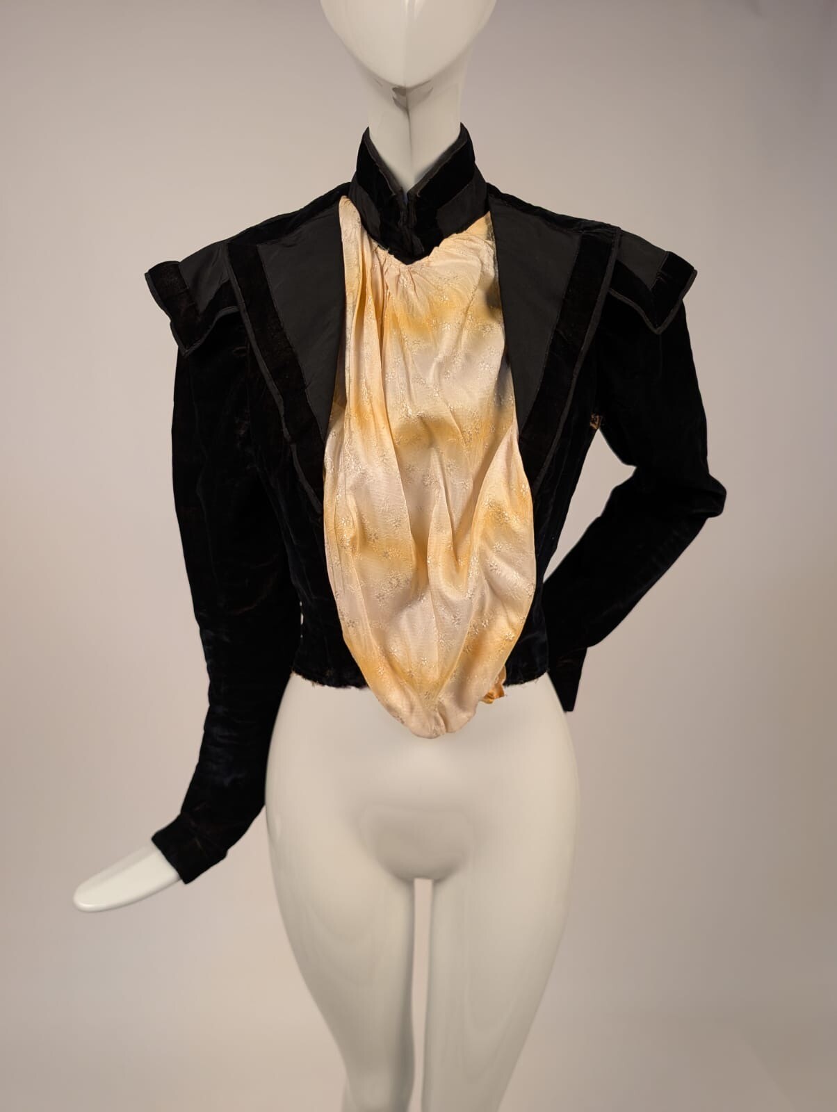 VICTORIAN 1890’S BLACK VELVET BODICE W YELLOW SILK FRONT