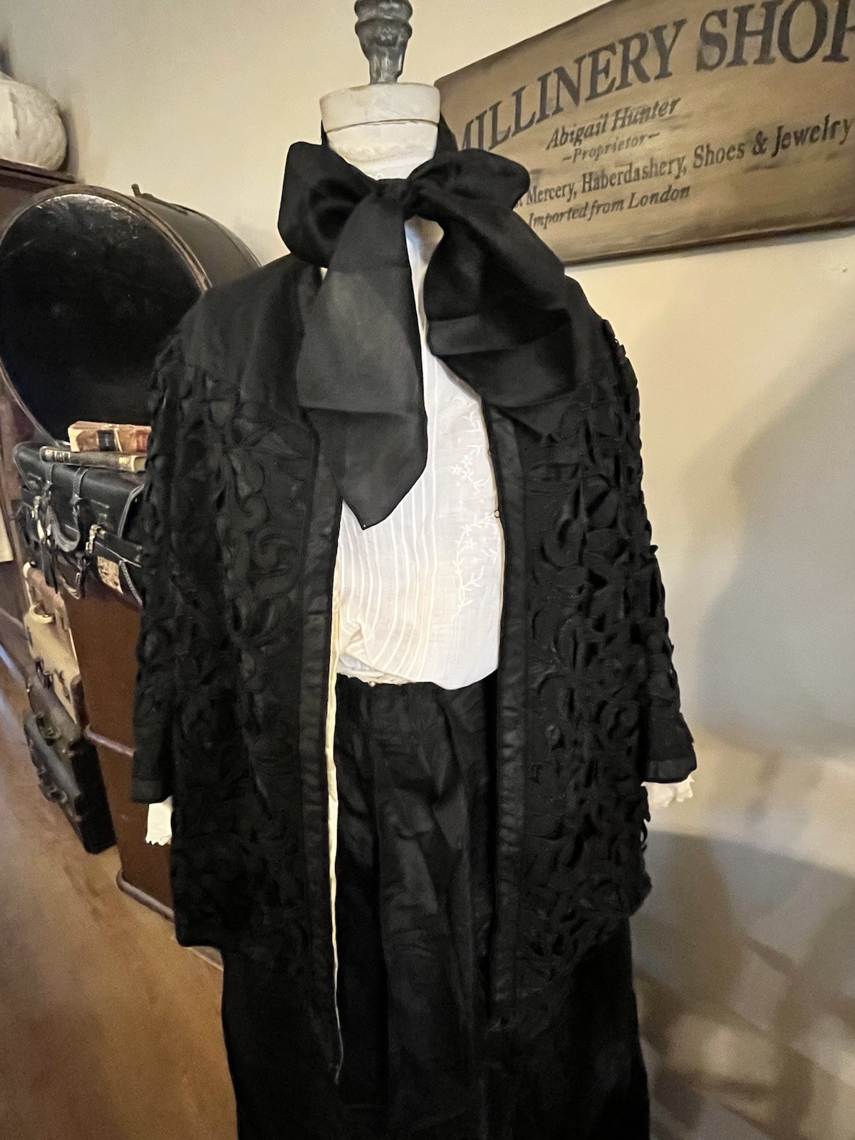 2608🌟Antique 1900s Silk Cutwork Coat Taffeta Skirt Lace Whitework Petticoat