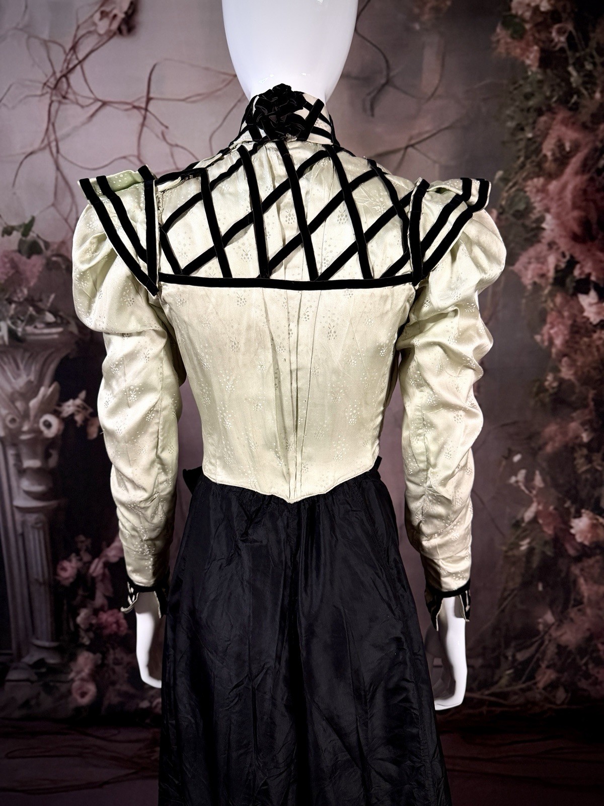 1890s Rare “Damask Green” Silk Victorian Dress, 2pc Bodice & Skirt Set Sz 4/6