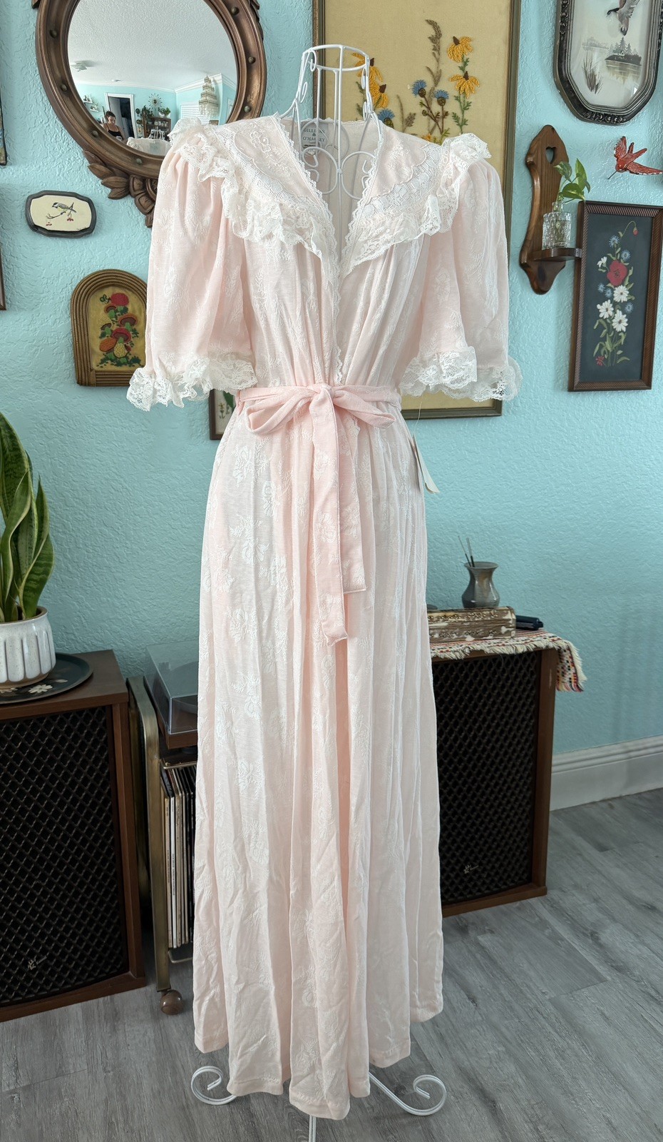 NWT Vintage 80s Gilligan & O&rsquo;Malley Robe Peach Lace-Trim Wrap Robe Cottagecore