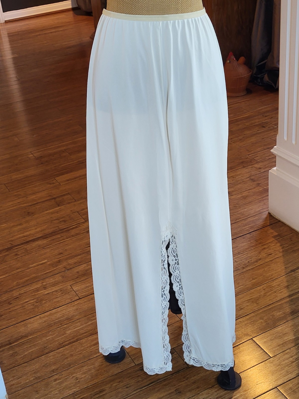 Shadowline Vintage 70s Ivory Full Length 1/2 Slip Lace Trim